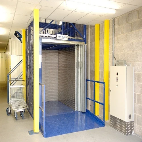 Heavy-duty goods lift with wide opening
