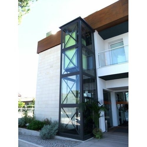 External structure lift on a modern building