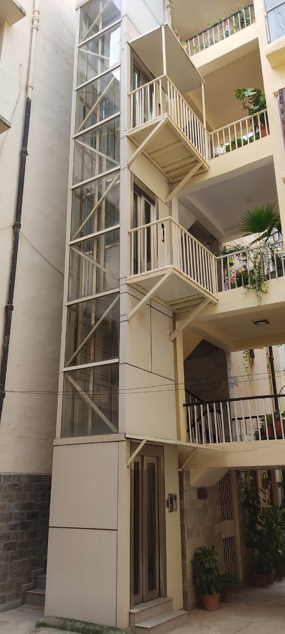 Structure lift with integrated glass and steel design